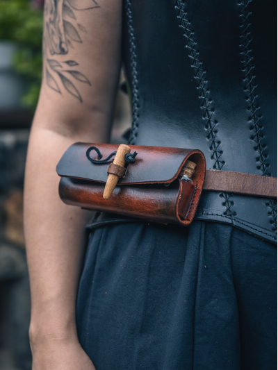 Trollfelsen Mittelalter Tranktasche 5er Holzverschluss Antik geschlossen 2